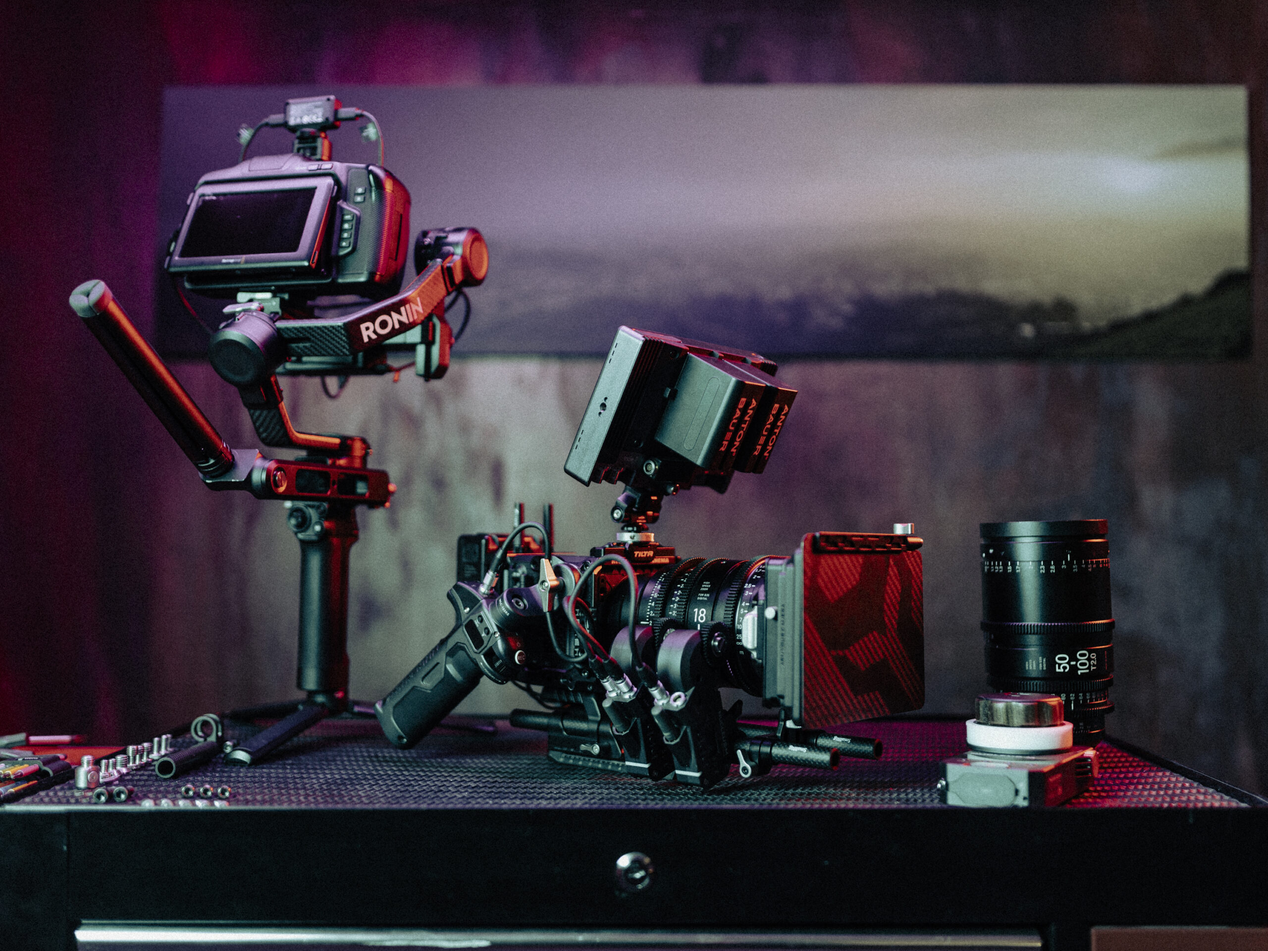 Cinema-Kamera auf Gimbal im Studio mit rotem Licht
