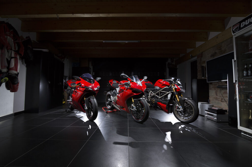 Rote Motorräder im Studio – Werbefotografie